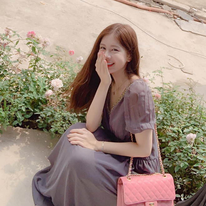 Chưa dừng ở đó, tờ báo Trung miêu tả bạn gái tin đồn của thiếu gia Phan Hoàng khá chi tiết: “Trong ấn tượng, nhiều người vẫn nghĩ rằng con gái Việt lúc nào cũng mặc áo dài, đội nón lá, mang vẻ đẹp trong sáng, truyền thống. Thực ra con gái Việt cũng rất thời trang và sắc sảo. Mới đây, 1 cô nàng đến từ Việt Nam đã lọt vào tầm ngắm của cư dân mạng...