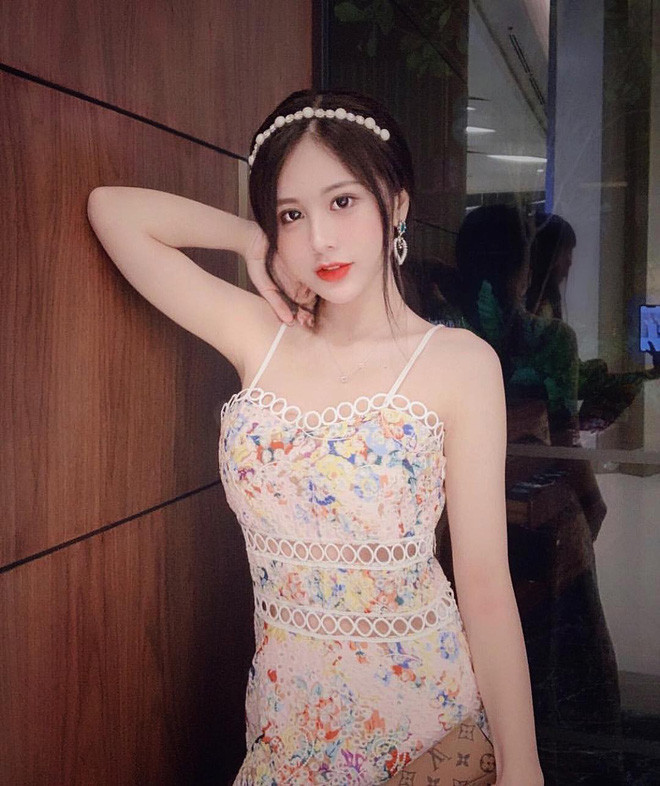 Gương mặt xinh đẹp của cô nàng được ví với thiên thần. Cô nàng tên là Kalli Nguyễn, đến từ Hà Nội, Việt Nam. Cô nàng biết đánh piano, được gọi là “nữ thần piano”. Kalli sinh năm 1998, năm nay 20 tuổi. Cô có ngoại hình xinh đẹp, tóc dài quá vai, là mỹ nữ không góc chết. Ngoài xinh đẹp, cô nàng còn rất hiện đại và nổi tiếng trên MXH”. Tờ báo Trung có viết.