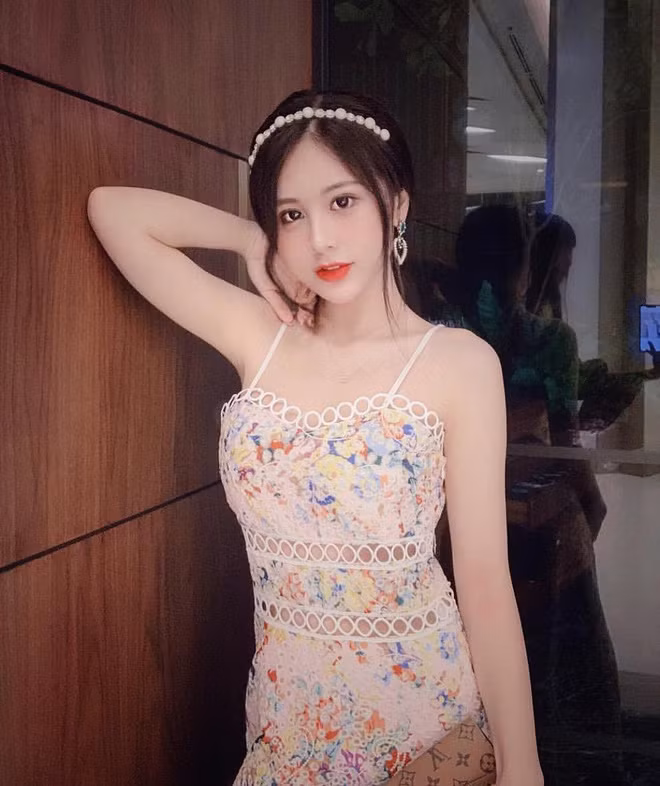 Gương mặt xinh đẹp của cô nàng được ví với thiên thần. Cô nàng tên là Kalli Nguyễn, đến từ Hà Nội, Việt Nam. Cô nàng biết đánh piano, được gọi là “nữ thần piano”. Kalli sinh năm 1998, năm nay 20 tuổi. Cô có ngoại hình xinh đẹp, tóc dài quá vai, là mỹ nữ không góc chết. Ngoài xinh đẹp, cô nàng còn rất hiện đại và nổi tiếng trên MXH”. Tờ báo Trung có viết.