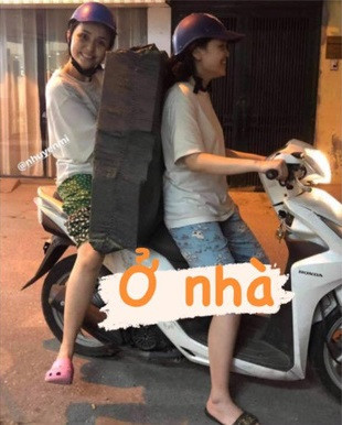 Hoá ra vợ Duy Mạnh cũng bình thường như mọi người, lúc ở nhà tất bật buôn bán thì chỉ thích thoải mái, không cần màu mè. Hình ảnh này khác xa với lúc lên đồ lồng lộn mà netizen vẫn thấy.