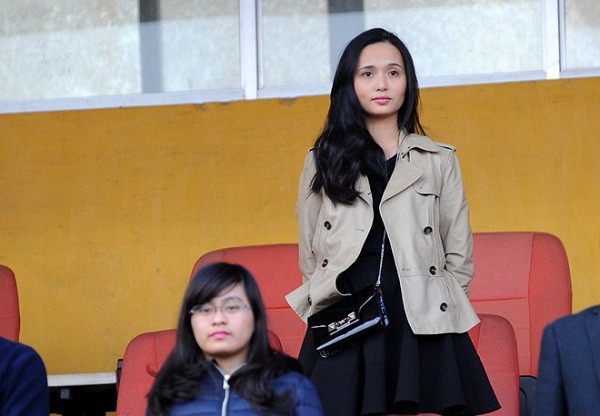 Dù ở nhà có thể xuề xòa nhưng khi ra đường, Huyền Mi vẫn chỉnh tề và sở hữu nhan sắc đáng nể.