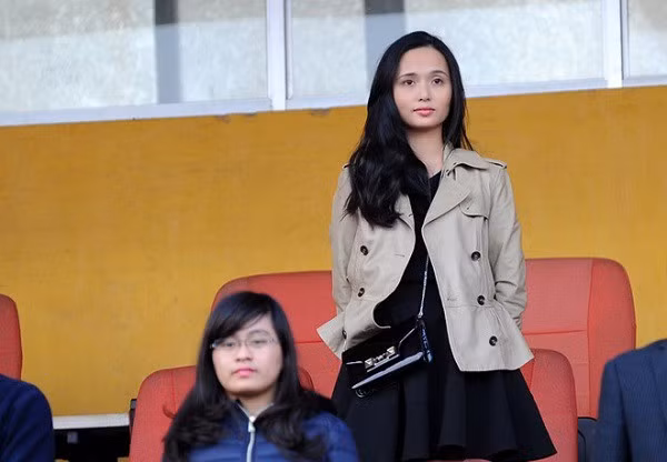 Dù ở nhà có thể xuề xòa nhưng khi ra đường, Huyền Mi vẫn chỉnh tề và sở hữu nhan sắc đáng nể.