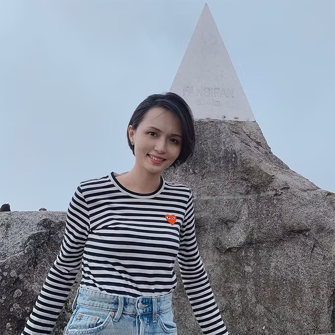 Đi kèm với bức ảnh mặt mộc của chị gái, Quỳnh Anh còn không quên để đi theo dòng caption: "Xếp hàng chuyên nghiệp như bưu tá nha".