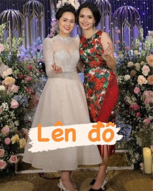 Mới đây, trên trang các nhân của mình, bà xã Duy Mạnh là Quỳnh Anh đã tự tay đăng ảnh cô và chị gái Huyền Mi để mặt mộc, mặc quần áo ở nhà và mang dép lê đi chở hàng khiến dân tình thích thú.