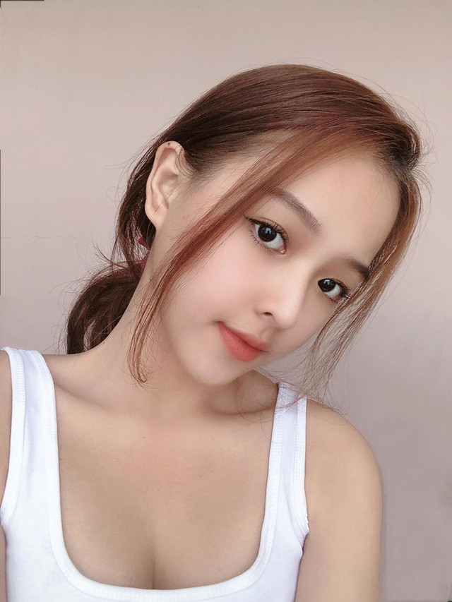 Với số đo 3 vòng đáng mơ ước 86-60-92, Huỳnh Hàn Trúc Lâm nữ sinh đến từ Phú Yên trở thành gương mặt được dân tình trên MXH chú ý và liên tục ấn nút theo dõi.