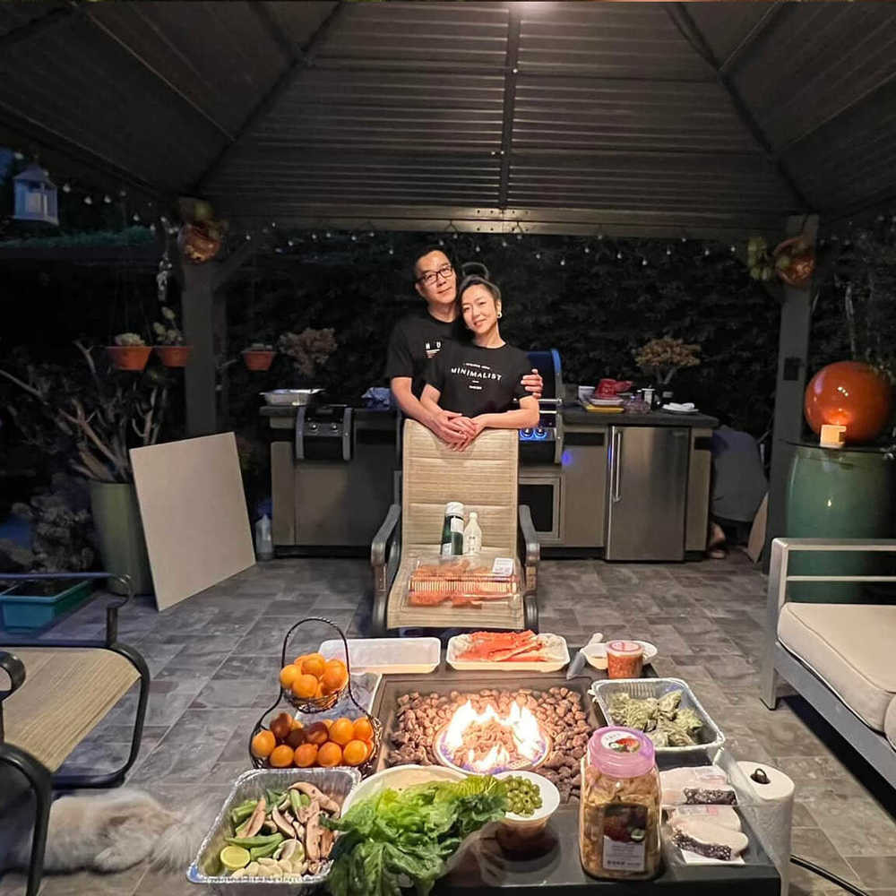 Hiện tại, dù bão dư luận liên tục bủa vây nhưng cặp đôi đại gia và người đẹp vẫn tận hưởng cuộc sống hạnh phúc, ngọt ngào. Họ thường xuyên đăng ảnh đi chơi hay thưởng thức những món ăn ngon thể hiện cuộc sống viên mãn.