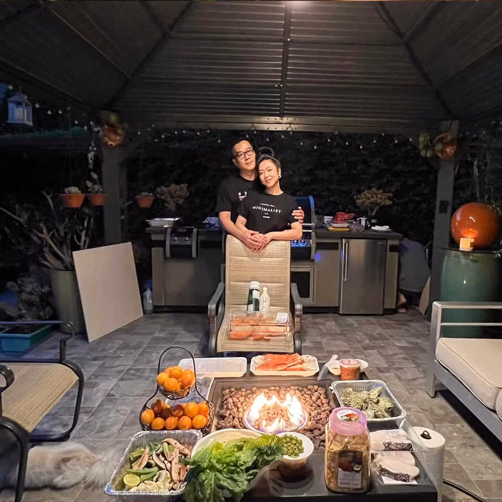 Hiện tại, dù bão dư luận liên tục bủa vây nhưng cặp đôi đại gia và người đẹp vẫn tận hưởng cuộc sống hạnh phúc, ngọt ngào. Họ thường xuyên đăng ảnh đi chơi hay thưởng thức những món ăn ngon thể hiện cuộc sống viên mãn.