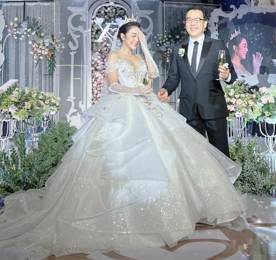 Trong một video được đăng tải trên kênh YouTube của luật sư Trần Quốc Dũ, đại gia Thắng Ngô từng chia sẻ bản thân và vợ cũ quyết định li hôn và không có sự chen chân của tiểu tam. Kết thúc mọi việc, ông mới được mai mối và quen biết cùng Hà Thanh Xuân.