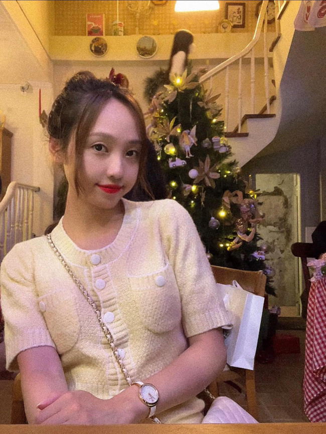 Tuy vậy, Dương Hà lại thoải mái thể hiện niềm đam mê bóng đá của mình trên Facebook.