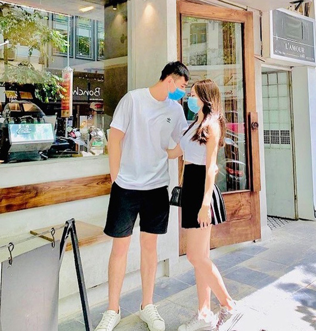 Hơn kém nhau 2 tuổi, cặp đôi bạn gái Thạc sĩ và thủ môn đội tuyển Việt Nam được khen ngợi hết lời về sự "xứng đôi vừa lứa".