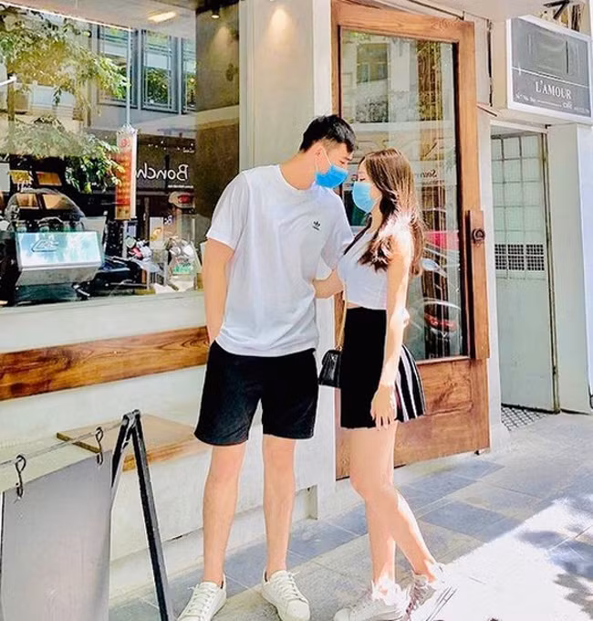 Hơn kém nhau 2 tuổi, cặp đôi bạn gái Thạc sĩ và thủ môn đội tuyển Việt Nam được khen ngợi hết lời về sự "xứng đôi vừa lứa".
