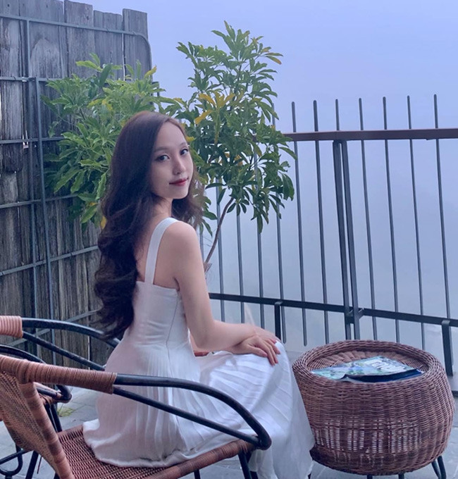 Hot girl thường xuyên đăng bài cổ vũ thủ môn Văn Chuẩn cùng các đồng đội của anh.