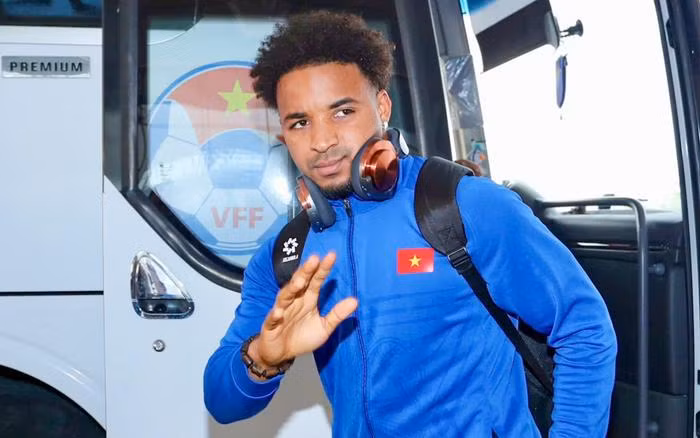 Mức "lót tay" của tiền đạo này không dưới 250.000 USD/năm (6 tỷ đồng/năm) và mức lương cũng rơi vào khoảng 25.000 USD/tháng (600 triệu đồng/tháng).