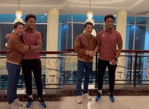 Trước đó, Xuân Son được tặng hai ô tô trị giá gần 2 tỷ đồng. Anh còn nhận khoảng 500 triệu đồng tiền thưởng từ mạnh thường quân và một ngân hàng.