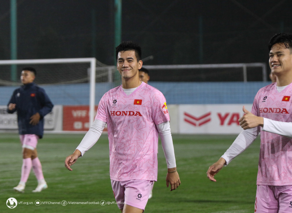 Ở sân 1, Công Phượng, Thành Chung, Hùng Dũng và nhóm cầu thủ của CLB Hà Nội đã hội quân từ ngày 13/3 được chia thành một nhóm, tập luyện chung với các đàn em U23 Việt Nam.