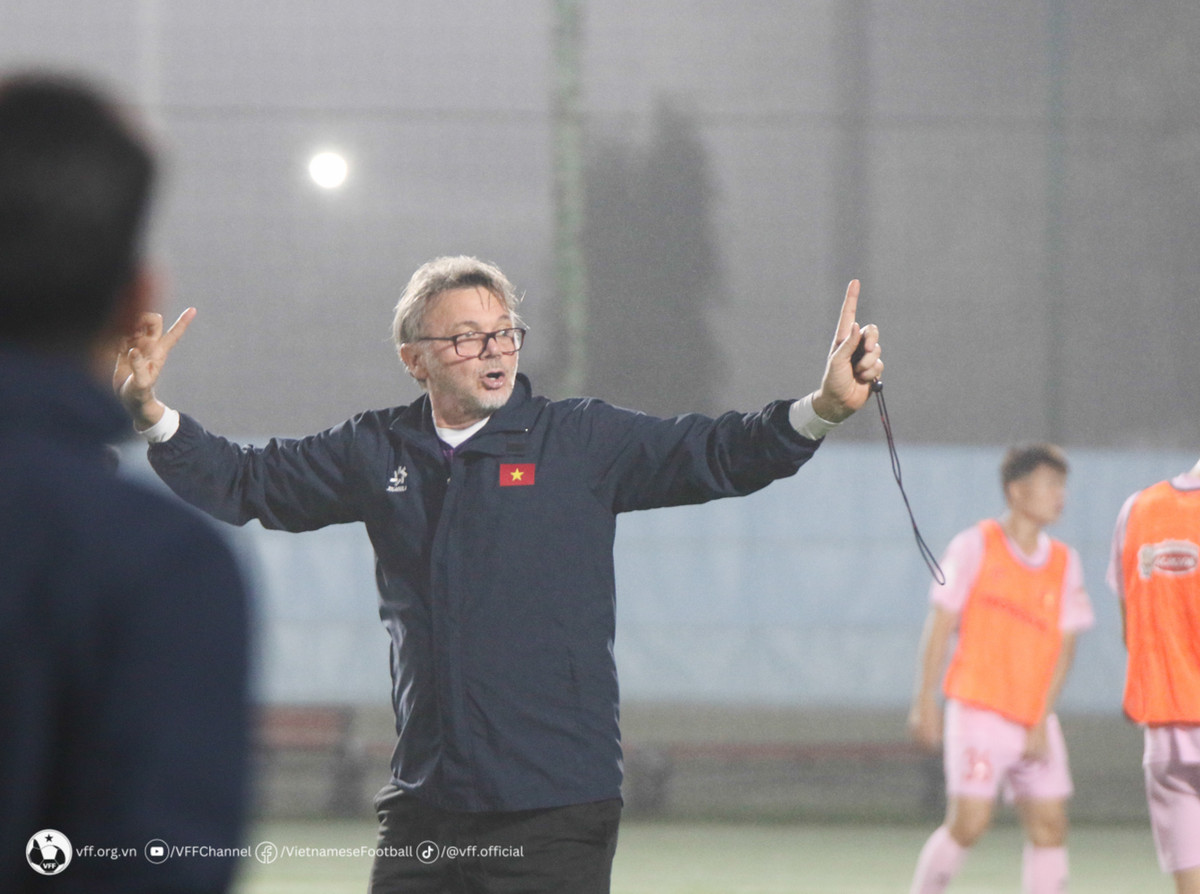 Đây cũng là buổi tập mà HLV Philippe Troussier có đủ toàn bộ quân số ở đợt hội quân lần này, sau khi nhóm cầu thủ vừa tham dự loạt trận Cúp Quốc gia ngày 13/3 đã có mặt trong ngày hôm nay.