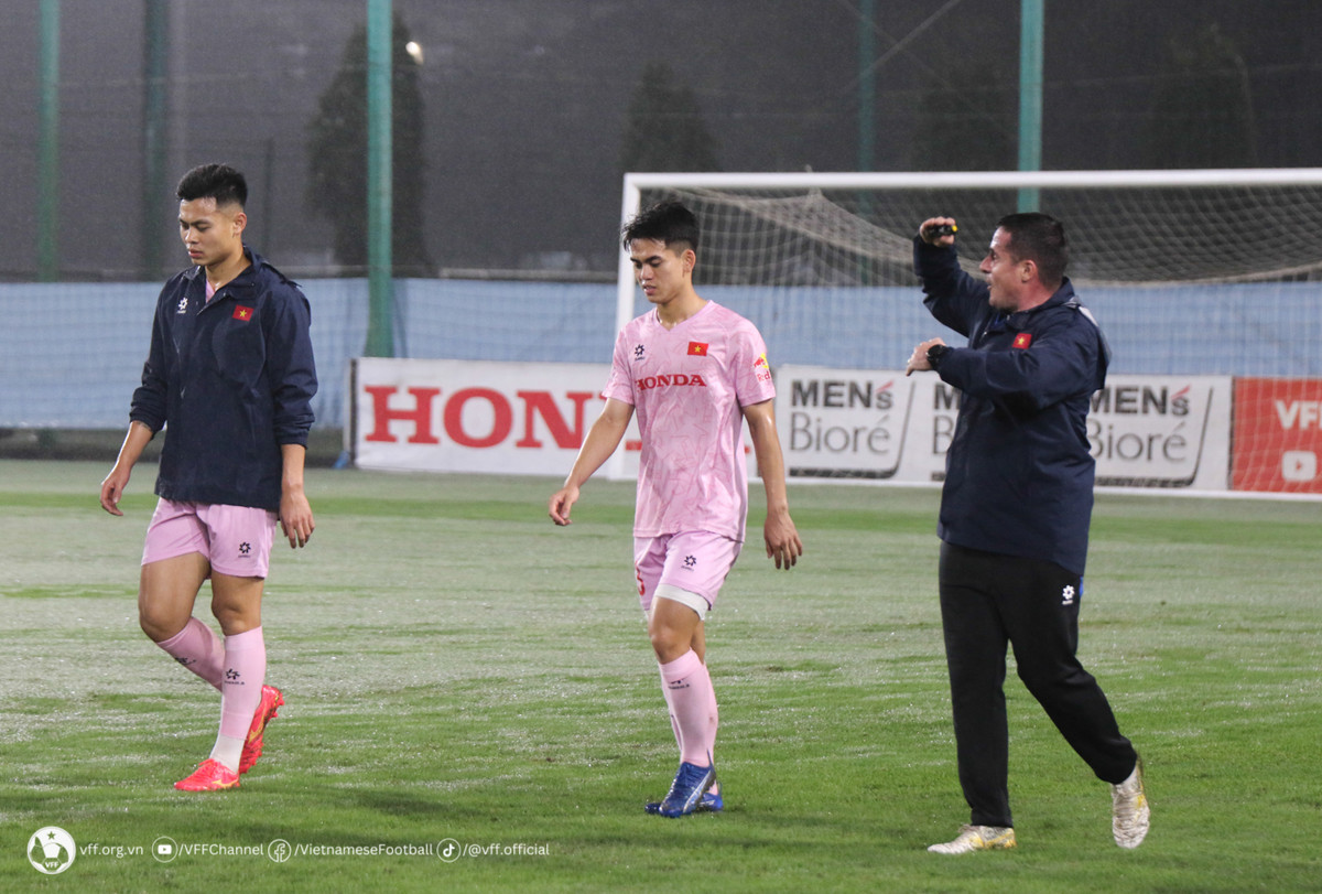 Trước đó, tối ngày 18/3, HLV Philippe Troussier sẽ tiến hành chốt danh sách đội tuyển xuống còn 28 cầu thủ.