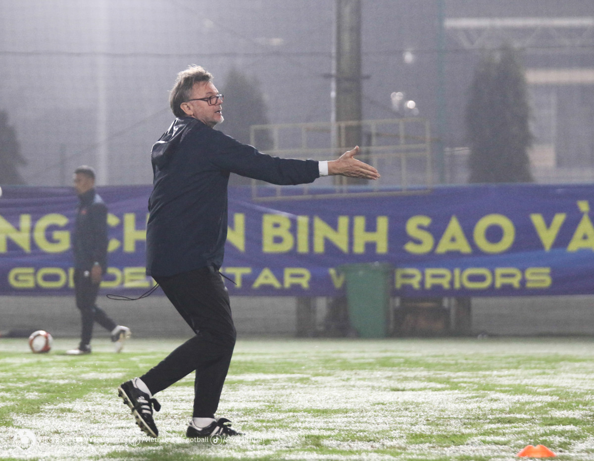 Đội tuyển sẽ lên đường sang Indonesia vào sáng ngày 19/3 và sẽ có thêm 2 buổi tập tại Jarkarta trước khi bước vào trận lượt đi gặp đội tuyển Indonesia vào ngày 21/3.