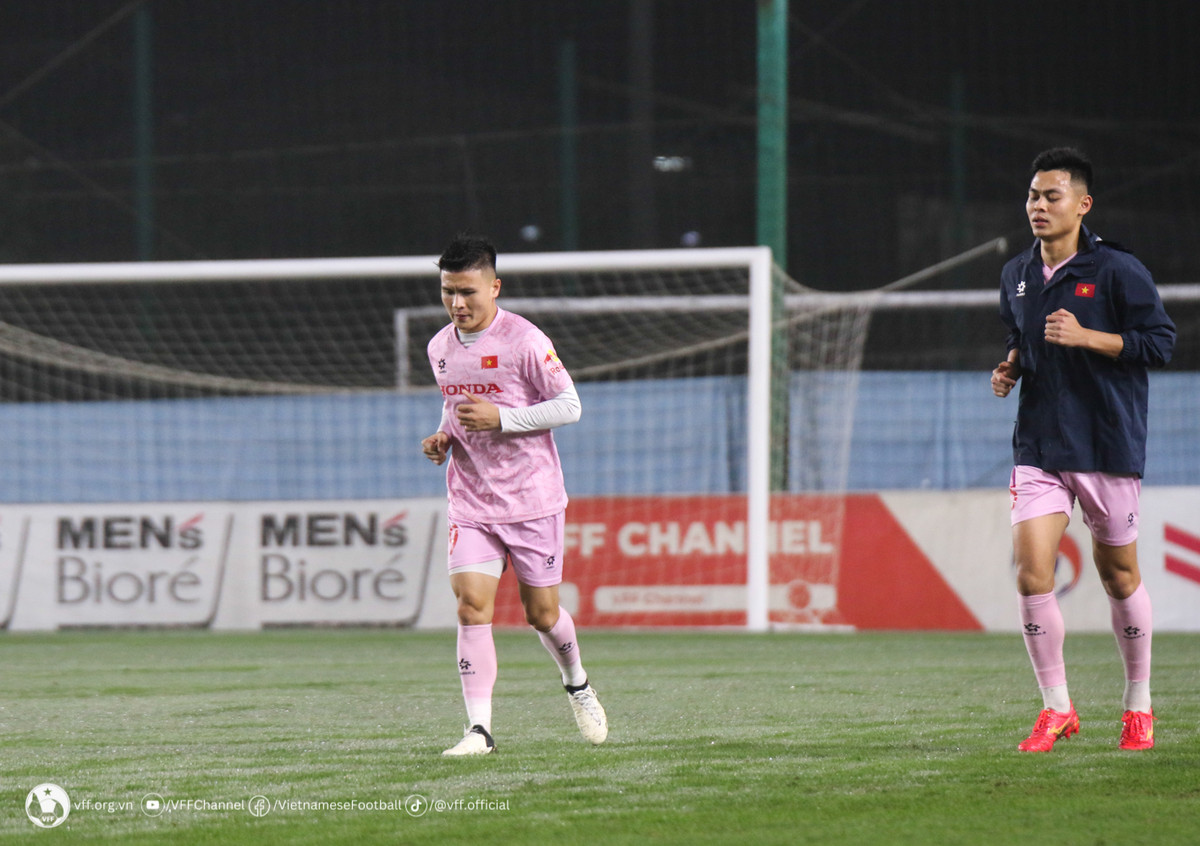 Do đã trải qua các bài test ở buổi tập hôm qua, nên nhóm này được HLV Philippe Troussier rèn kỹ hơn các nội dung về phối hợp nhóm, hoạt động với cường độ cao. Nhà cầm quân người Pháp cũng liên tục có những chỉ dẫn sát sao để các học trò thực hiện chuẩn xác những yêu cầu mà ông và ban huấn luyện đề ra.