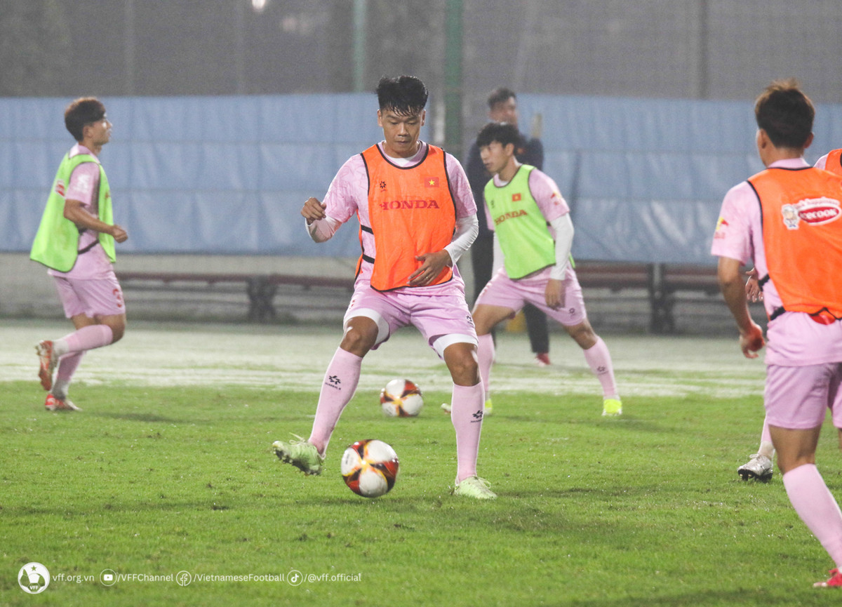 Giống như các đợt hội quân trước, giai đoạn 1-2 ngày đầu là giai đoạn kiểm tra và đánh giá phong độ, thể lực các cầu thủ được triệu tập, nên HLV trưởng Philippe Troussier đã gộp chung lực lượng đội tuyển quốc gia và U23 quốc gia tập luyện cùng nhau.