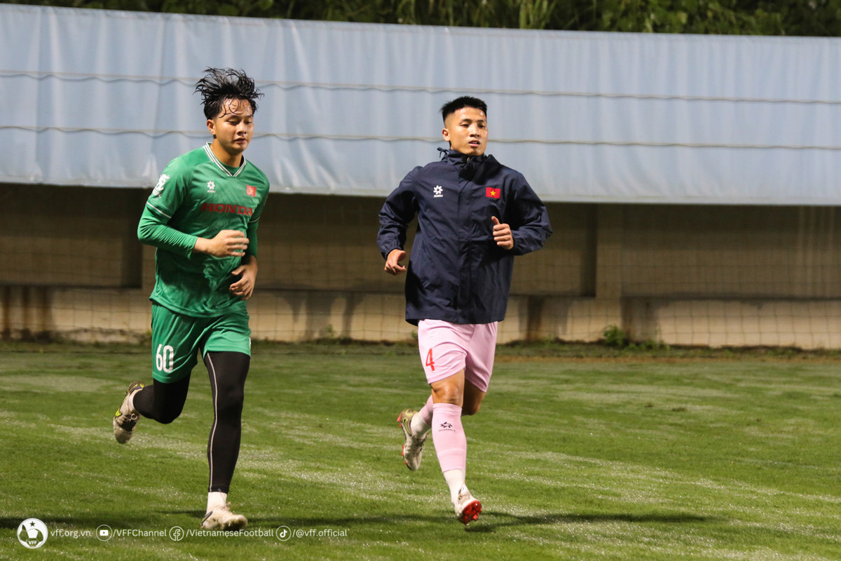 Trong khi đó tại sân 2, do mới trải qua thi đấu vào tối qua và vừa mới lên hội quân vào hôm nay, nên các cầu thủ thuộc biên chế CLB CAHN, Thể Công Viettel, Becamex Bình Dương,…chủ tập tập các bài hồi phục dưới sự hướng dẫn của chuyên gia thể lực Cedric Roger.