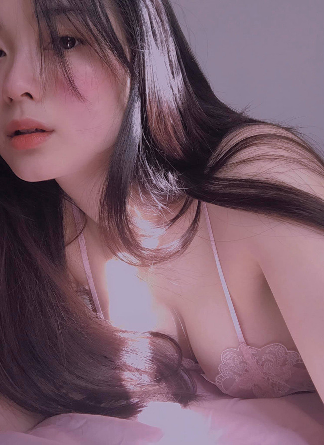 Không chỉ thay đổi về nhan sắc, guu thời trang của Ái Thiên cũng thay đổi. Cô nàng biến hóa trong khá nhiều style như quyến rũ với những chiếc váy hay mạnh mẽ trong những bộ đồ thể thao.