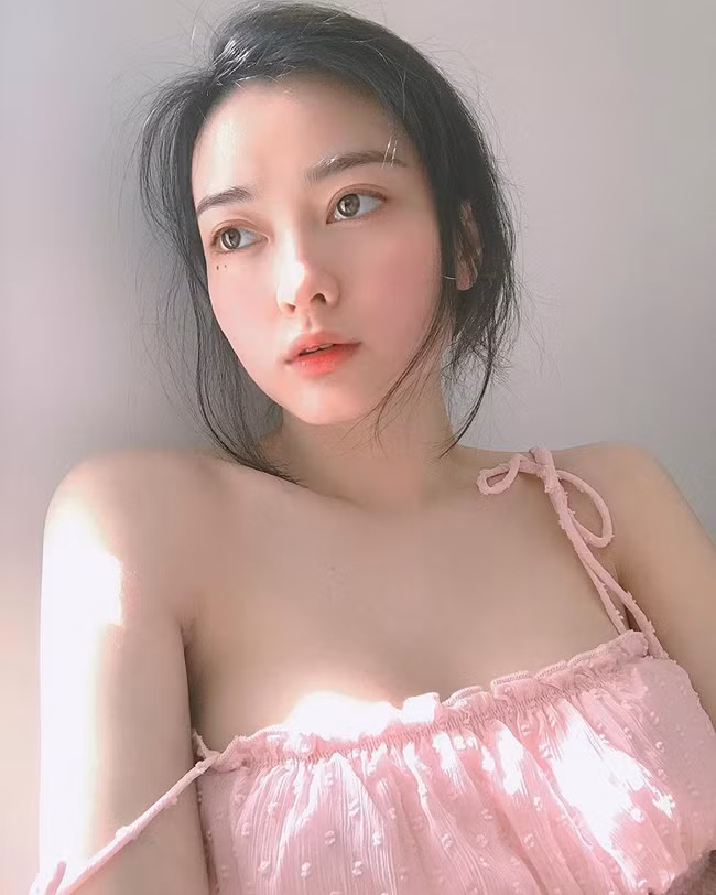 Bất ngờ nổi như cồn trên mạng xã hội nhờ một bức ảnh nhưng Ái Thiên không nhân cơ hội này để lấn sân showbiz. Hot girl này lại chọn sang Úc du học.