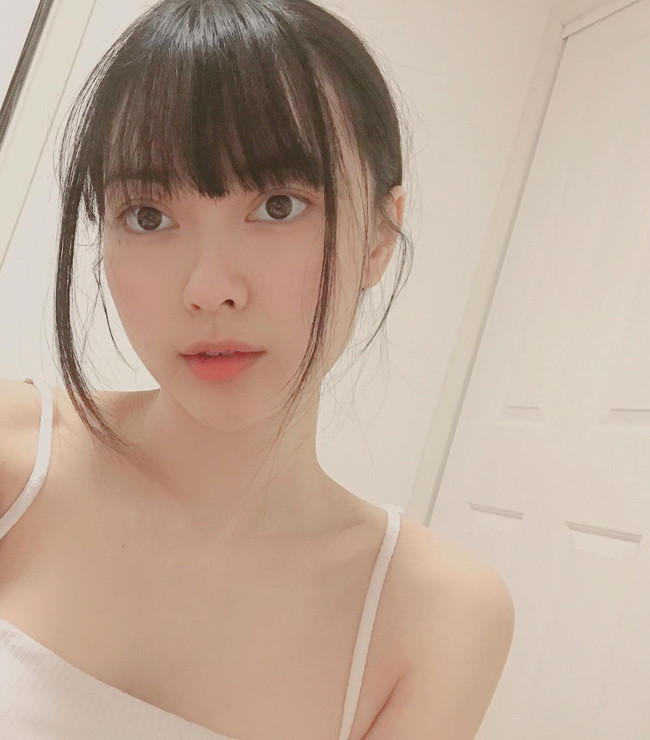 Ái Thiên tốt nghiệp cử nhân ngành Khách sạn, sau đó lại học về lĩnh vực làm đẹp. Hiện tại, cô đang học thêm về kinh doanh tại Úc.