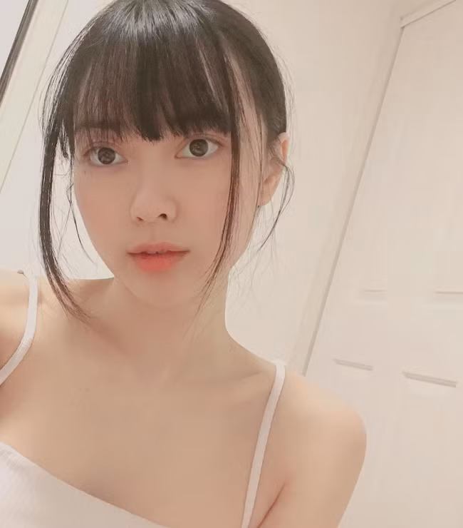 Ái Thiên tốt nghiệp cử nhân ngành Khách sạn, sau đó lại học về lĩnh vực làm đẹp. Hiện tại, cô đang học thêm về kinh doanh tại Úc.