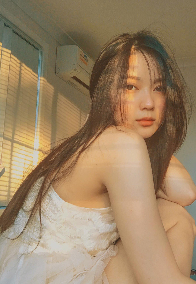 Khó có thể nhận ra đây là hot girl ảnh thẻ giản dị ngày nào trong những bức ảnh mới được Ái Thiên đăng tải.