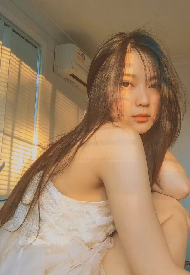 Khó có thể nhận ra đây là hot girl ảnh thẻ giản dị ngày nào trong những bức ảnh mới được Ái Thiên đăng tải.