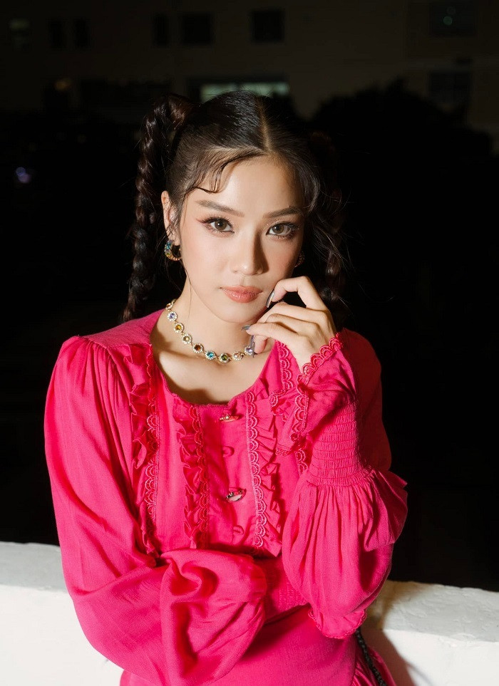 Theo đó, bé gái xuất hiện trong chung kết chương trình Đường Lên Đỉnh Olympia 16 năm trước chính là nữ ca sĩ Hoàng Yến Chibi.