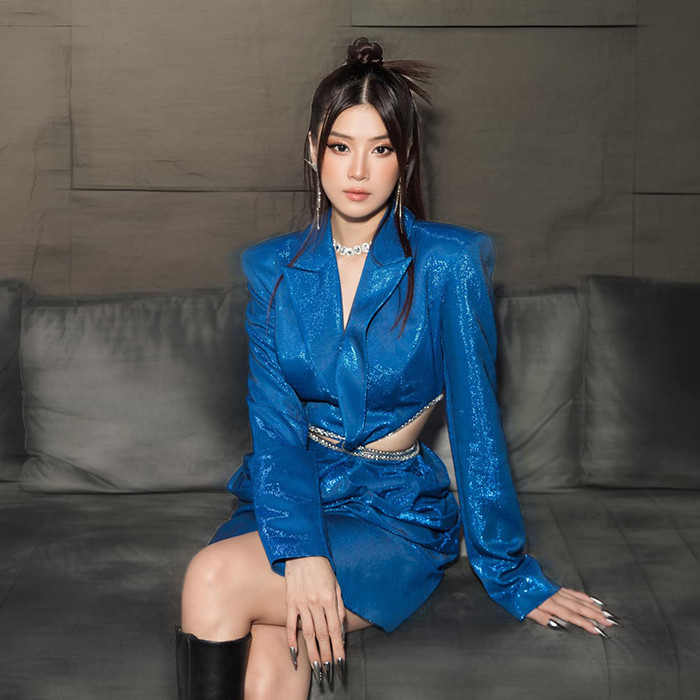 Sau nhiều năm đóng khung với hình tượng này, vài năm trở lại đây Hoàng Yến Chibi cũng lột xác khi diện các trang phục gợi cảm hơn và có sự biến hóa phong cách linh hoạt.