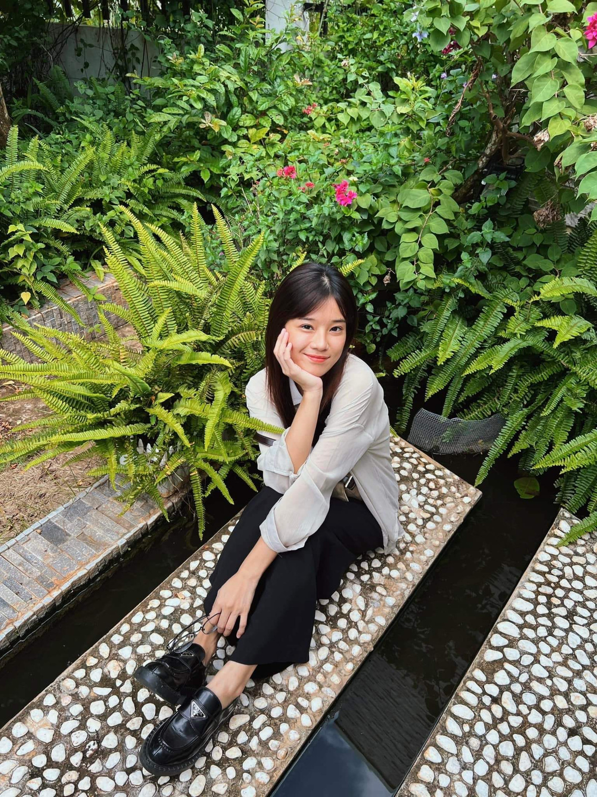 Hoàng Yến Chibi nói về mẹ: "Trước đây, mẹ đã quá vất vả. Sau giờ làm việc, mẹ phải ra chợ bán đồ ăn vặt. Những ngày đầu vào Sài Gòn, hai mẹ con thuê một nhà trọ chật hẹp. Lúc ấy, mẹ chở tôi đi làm mỗi ngày bằng xe máy dù trời mưa nắng. Bây giờ, có điều kiện, tôi phải báo đáp, lo cho mẹ và em trai cuộc sống đầy đủ."