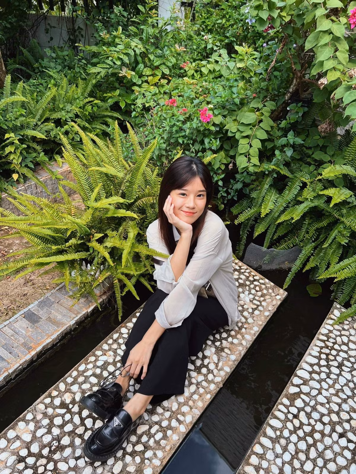 Hoàng Yến Chibi nói về mẹ: "Trước đây, mẹ đã quá vất vả. Sau giờ làm việc, mẹ phải ra chợ bán đồ ăn vặt. Những ngày đầu vào Sài Gòn, hai mẹ con thuê một nhà trọ chật hẹp. Lúc ấy, mẹ chở tôi đi làm mỗi ngày bằng xe máy dù trời mưa nắng. Bây giờ, có điều kiện, tôi phải báo đáp, lo cho mẹ và em trai cuộc sống đầy đủ."