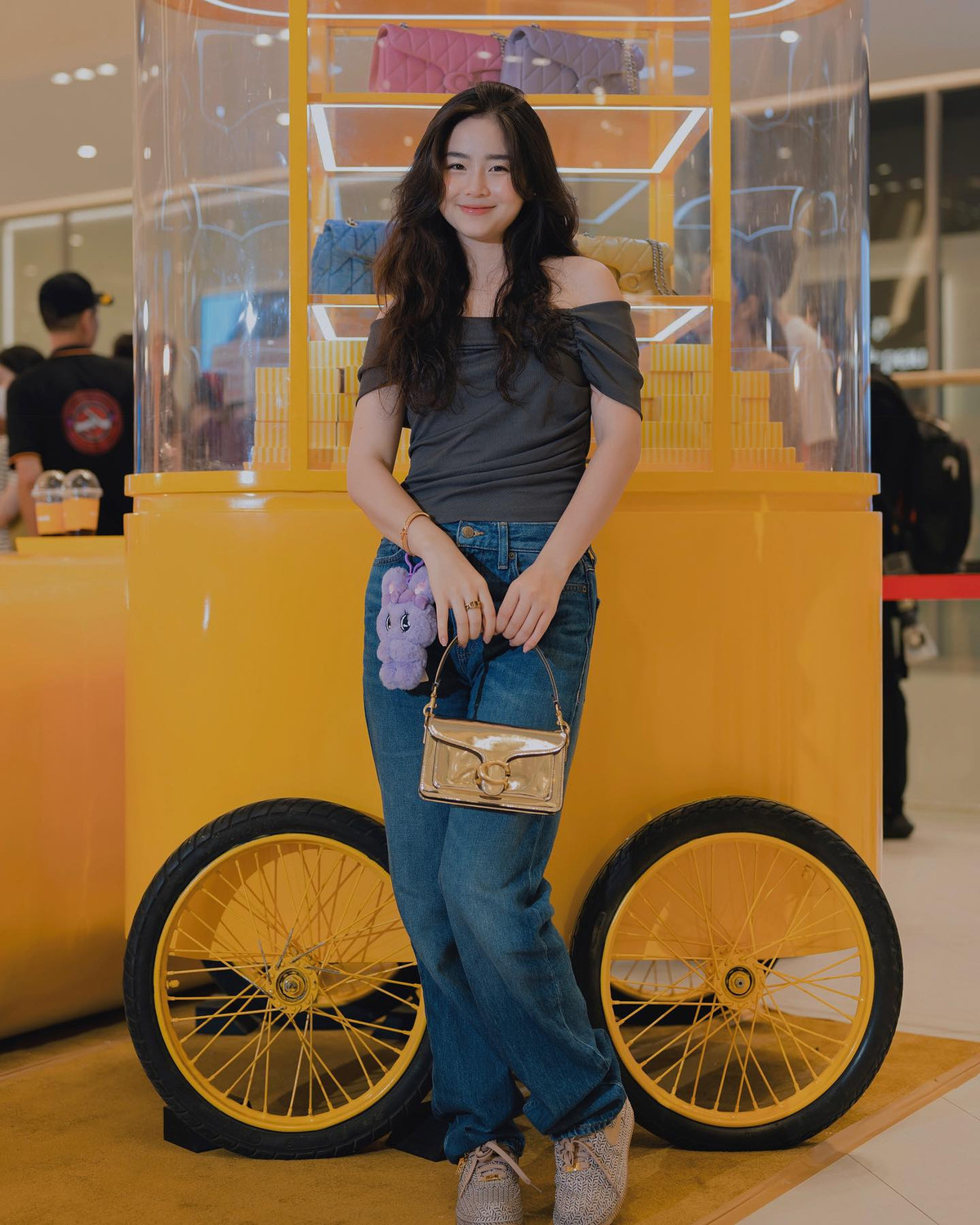 Nam Thương từng là hot girl đình đám, được yêu thích bởi gương mặt tròn bầu bĩnh, nước da trắng, đôi mắt cười và khuôn miệng tươi tắn.