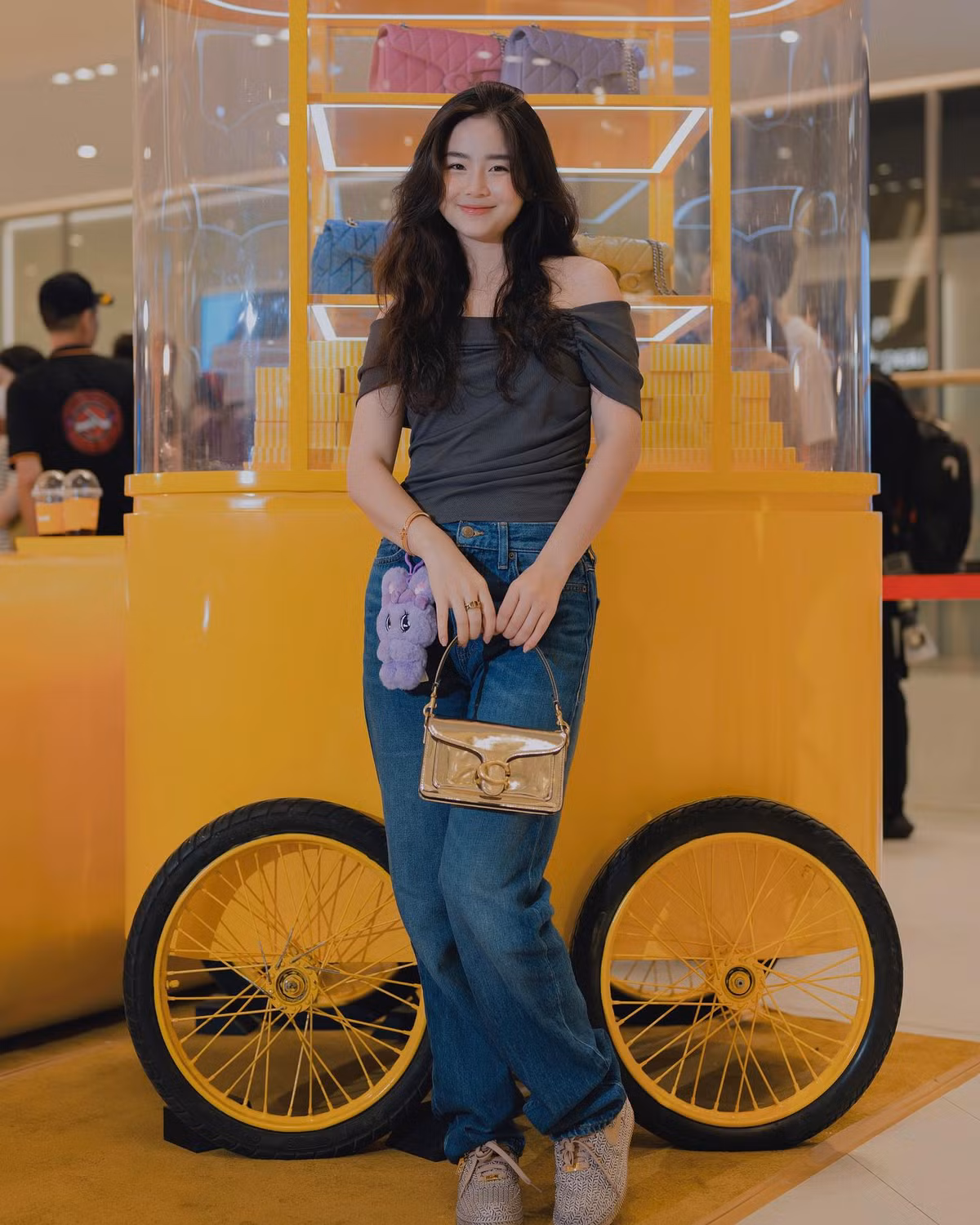 Nam Thương từng là hot girl đình đám, được yêu thích bởi gương mặt tròn bầu bĩnh, nước da trắng, đôi mắt cười và khuôn miệng tươi tắn.