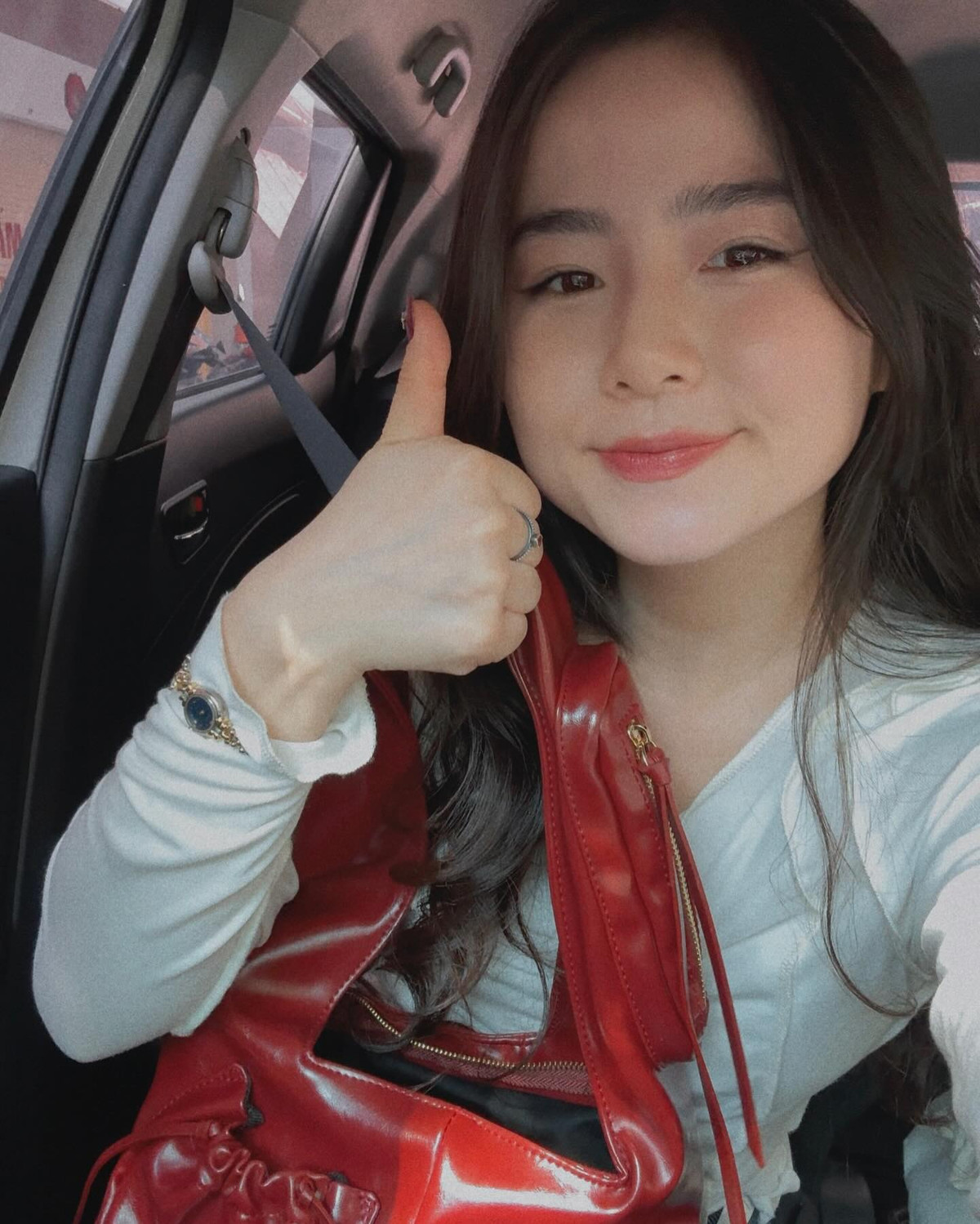 Không chỉ nổi tiếng trong nước, Nam Thương còn được truyền thông nước ngoài chú ý. Một số tờ báo Trung Quốc ưu ái gọi Nam Thương là "búp bê đời thực", "nữ thần" vì vẻ đẹp mong manh, thùy mị tự nhiên.