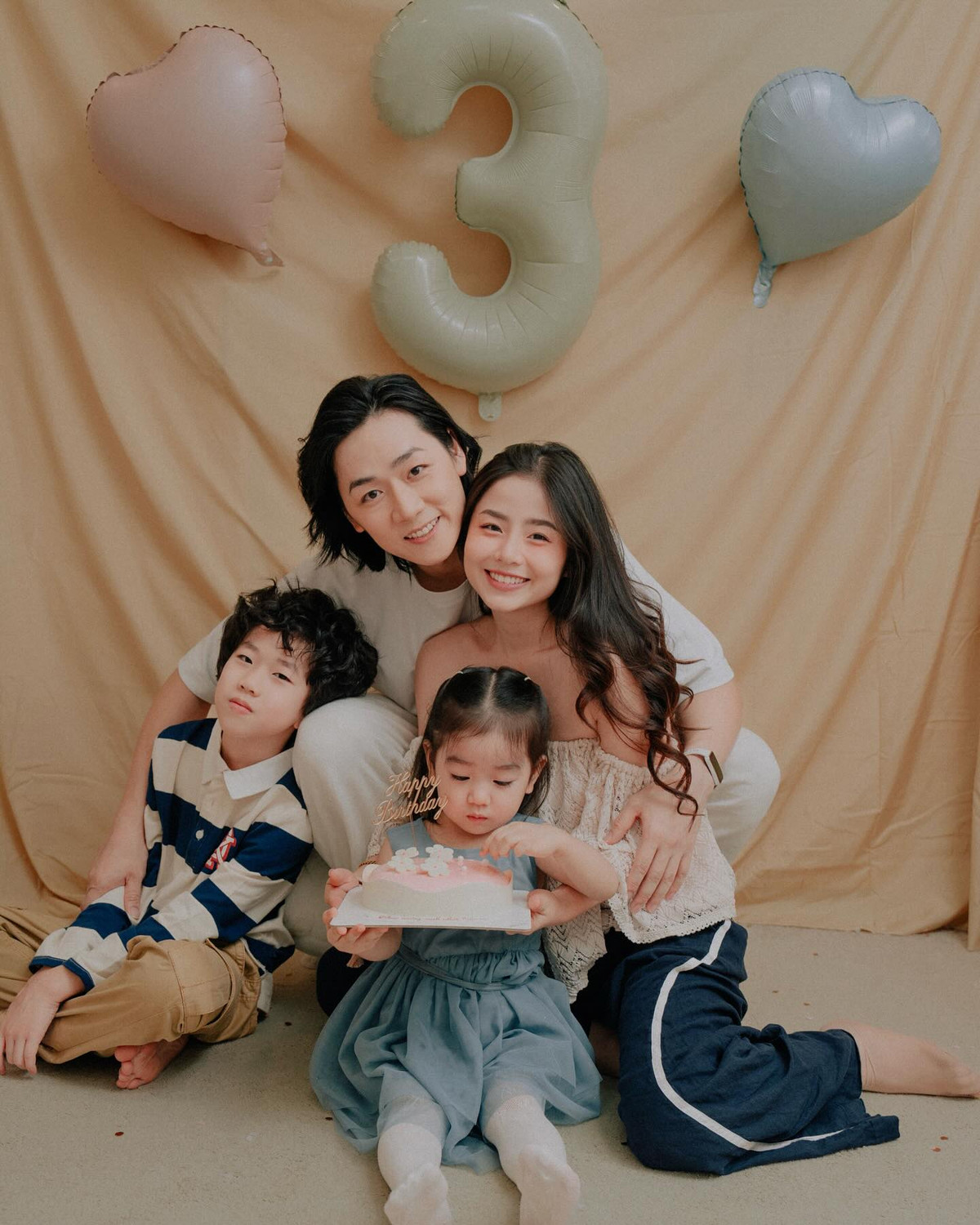 Vốn là hot mom nổi tiếng nên ngay lập tức hình ảnh của Nam Thương được cư dân mạng quan tâm với gần 50.000 lượt xem sau 10 tiếng đăng tải. Có người còn để lại bình luận chúc mừng gia đình sắp có thành viên mới.