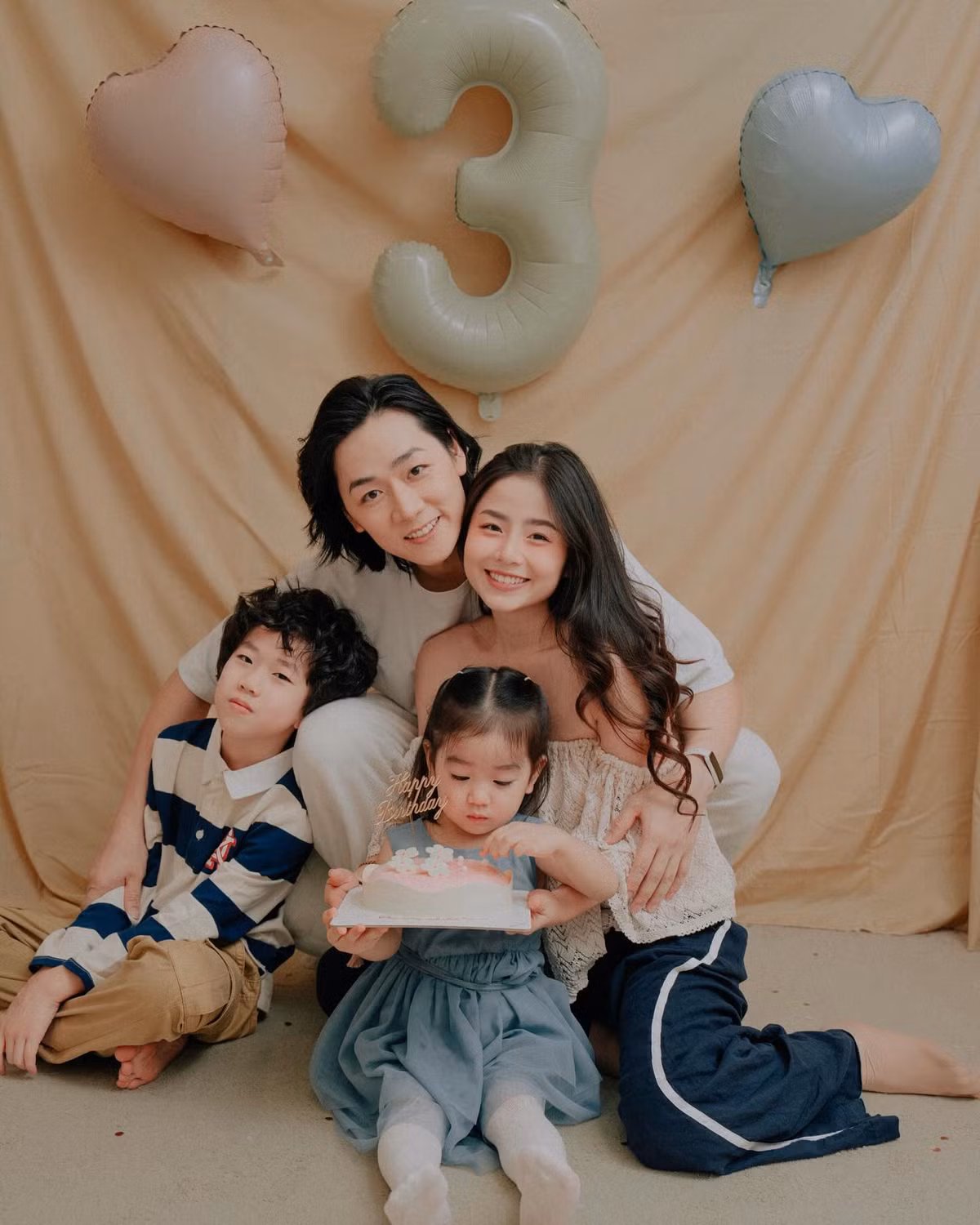 Vốn là hot mom nổi tiếng nên ngay lập tức hình ảnh của Nam Thương được cư dân mạng quan tâm với gần 50.000 lượt xem sau 10 tiếng đăng tải. Có người còn để lại bình luận chúc mừng gia đình sắp có thành viên mới.