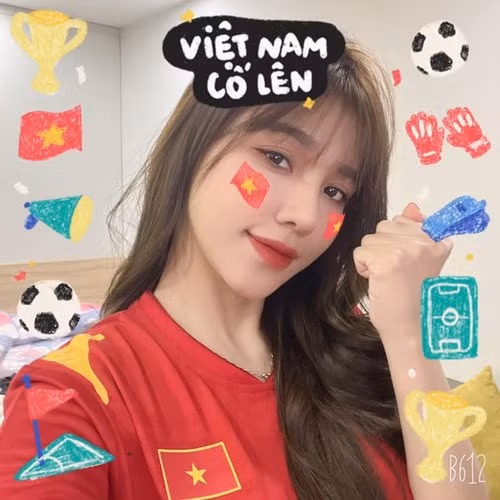 Mối quan hệ giữa Gia Hân và gia đình bạn trai rất thân thiết. Cô từng nhiều lần đến sân cùng mẹ của Hoàng Đức để cổ vũ.