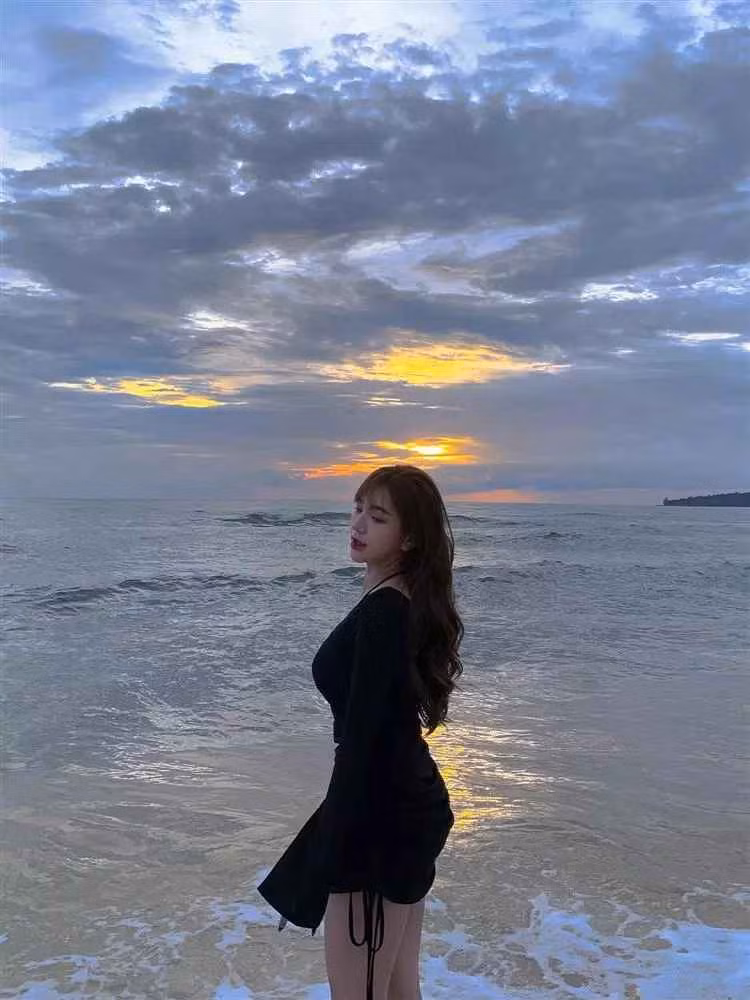 Mới đây, khi tiền vệ người Hải Dương cùng bạn gái đi du lịch Phú Quốc, anh chính là phó nháy cho những bức hình đẹp lãng mạn của Gia Hân.