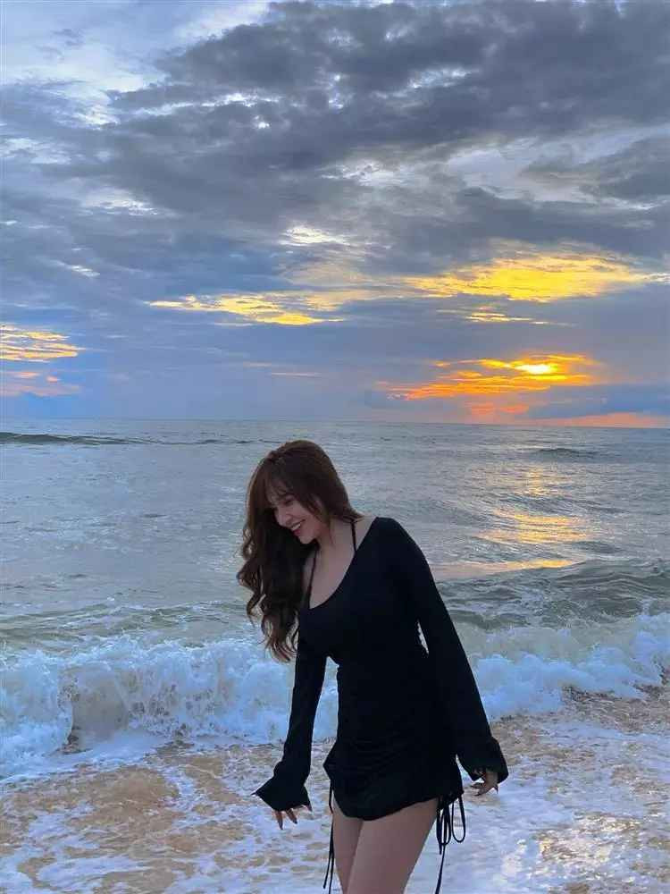 Chuyện hẹn hò của cặp đôi “chị em” khi Nguyễn Hoàng Đức kém bạn gái 1 tuổi ngày càng thêm mặn nồng.