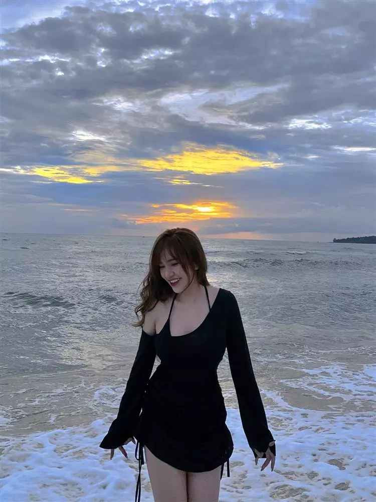 “Được người yêu chụp hình nên cười không thấy mặt trời", Gia Hân chia sẻ. Cô nàng khoe vóc dáng gợi cảm khi diện bikini ở bờ biển.