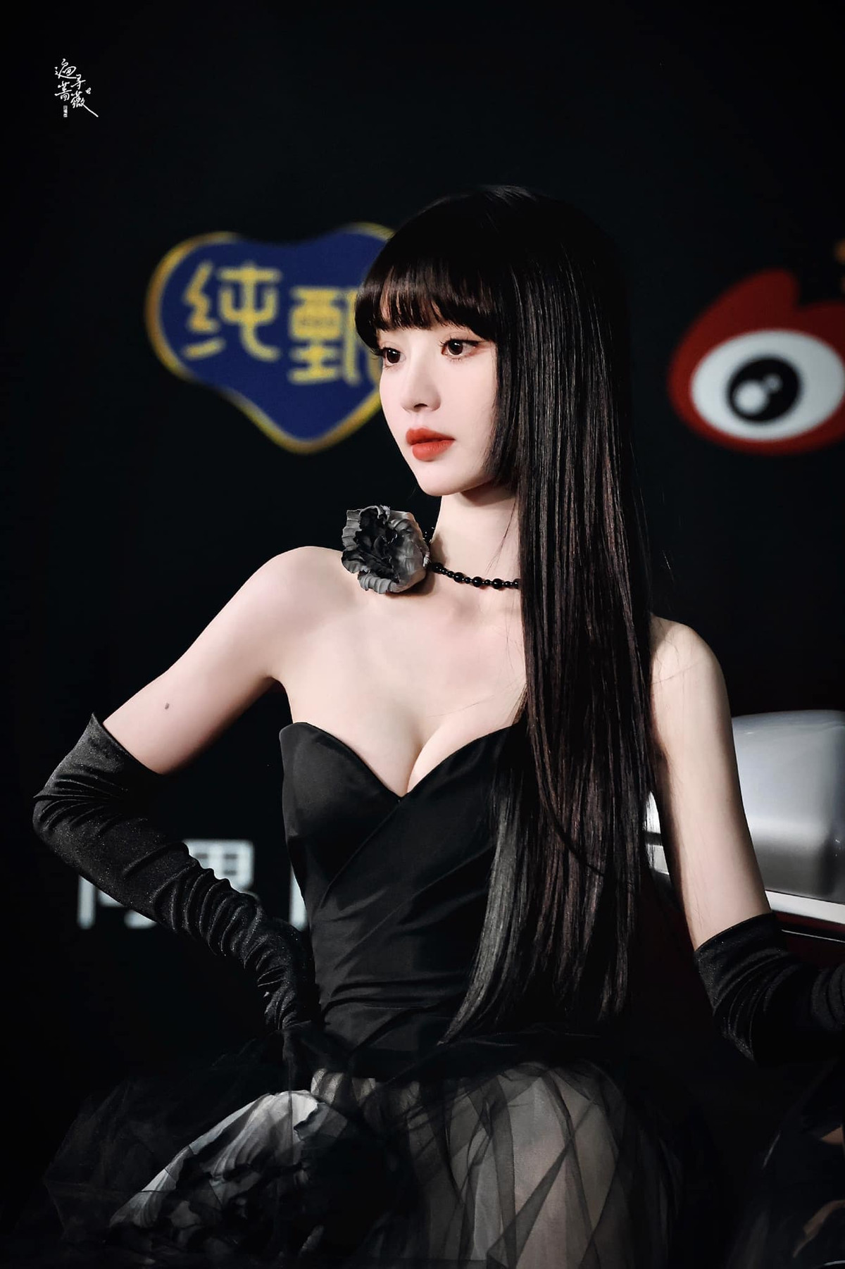 Điền Hi Vi nhiều lần để lộ thân hình săn chắc, cơ bắp hay vòng 1 đẹp đầy đặn trong những trang phục trễ vai, váy hai dây,...