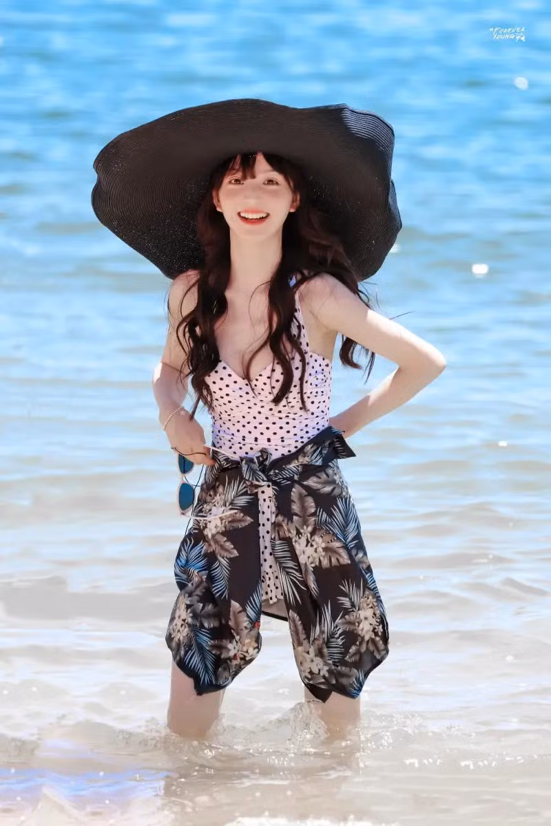 Kết hợp cùng khung cảnh thiên nhiên và hiệu ứng ánh sáng tốt, bộ ảnh mới này của Điền Hi Vi nhận được nhiều lời khen ngợi của người hâm mộ, nhanh chóng được chia sẻ nhiều trên các nền tảng mạng xã hội.