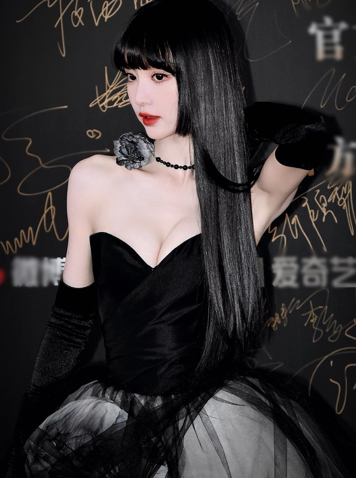 Mặt học sinh, thân hình phụ huynh" là cụm từ mà người hâm mộ thường dùng để miêu tả vẻ ngoài của Điền Hi Vi.