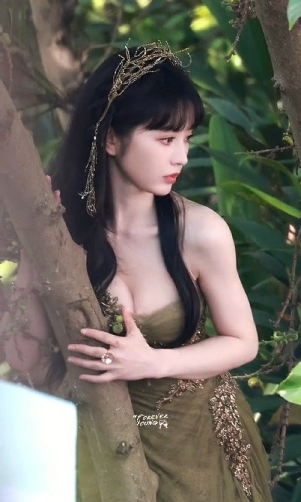 "Trời ơi, xinh đẹp phát sáng luôn đó", "Bạn này dáng thanh mảnh nhưng khỏe khoắn, vòng 1 đầy đặn, quyến rũ", "Không hổ danh là búp bê, đẹp quá", "Nhìn như thế này ai tin đã U30 chứ", "Đẹp quá",... là những bình luận của cư dân mạng.