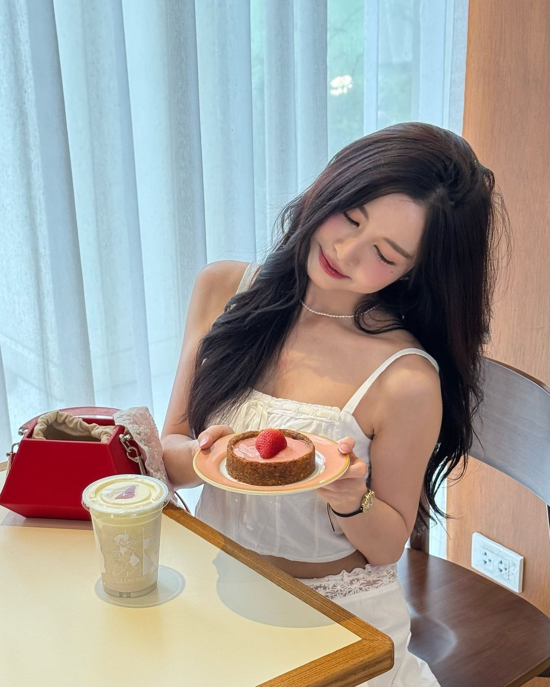 “Đây là lần đầu tiên tôi ăn phở kiểu vậy, mọi thứ nóng hổi và được đặt riêng như ăn lẩu”, Jing nhận xét.