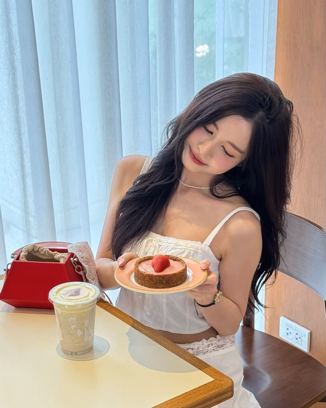 “Đây là lần đầu tiên tôi ăn phở kiểu vậy, mọi thứ nóng hổi và được đặt riêng như ăn lẩu”, Jing nhận xét.